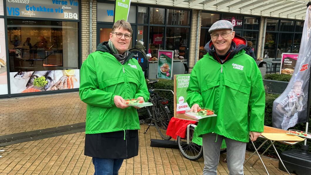 Ciska Wobma en Jan van Poederooijen op de markt