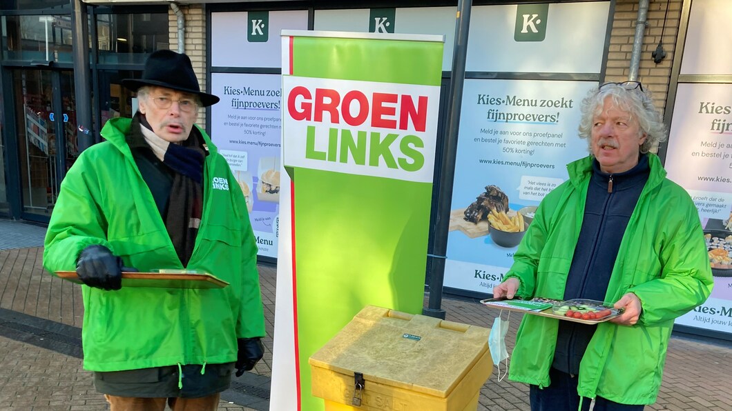 Peter van der Feltz en Niek Dekker op de markt Westervoort