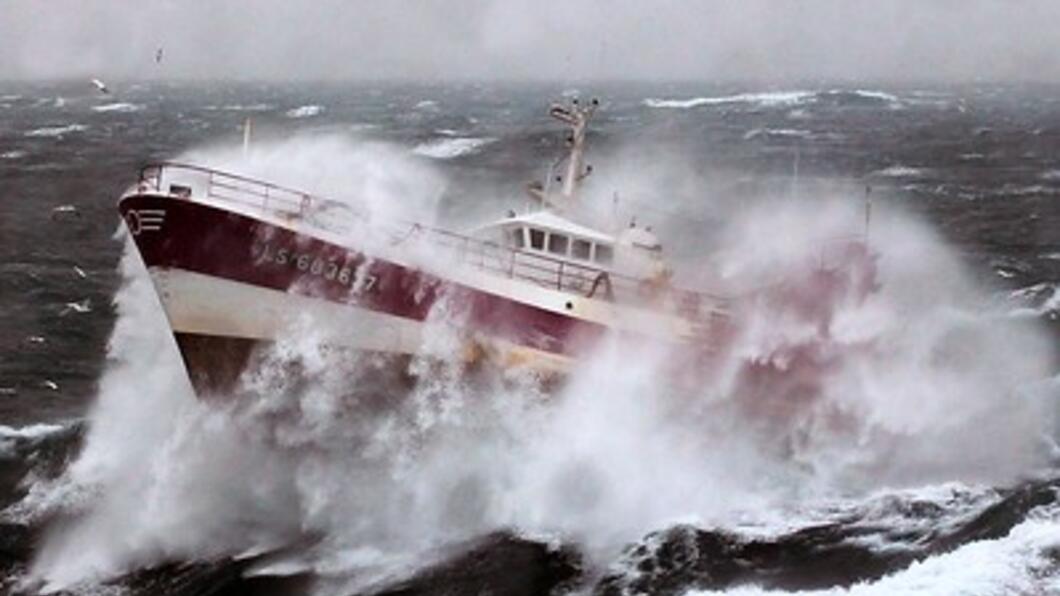 Schip in storm ; credits Defence Images / CC BY-SA 2.0