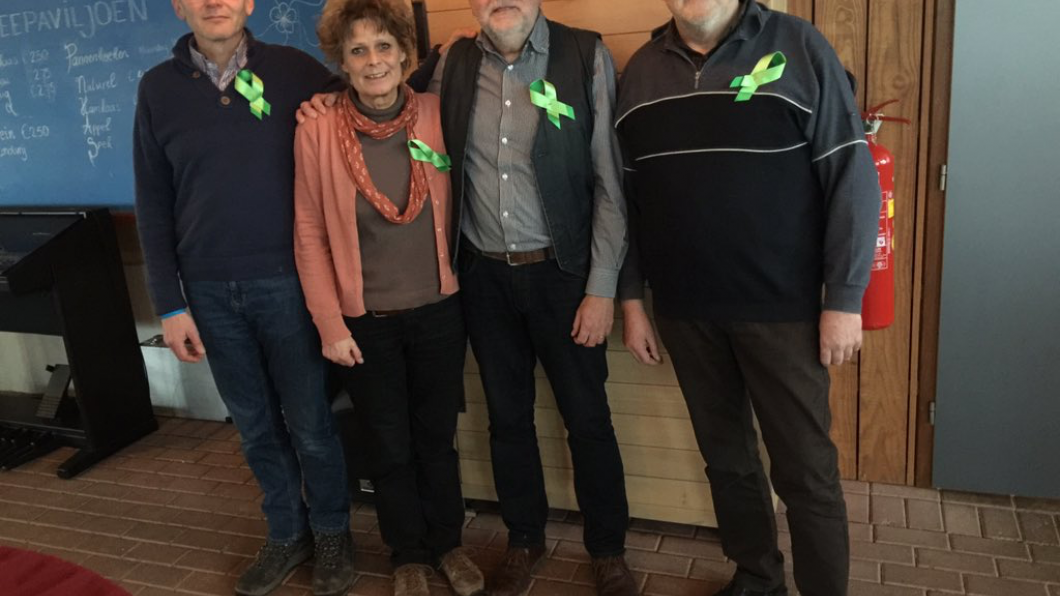 Peter Haima, Wenny en Hans Hogeweg en Harold Appelo met hun groene lintje. Peter Haima, Wenny en Hans Hogeweg en Harold Appelo met hun groene lintje.
