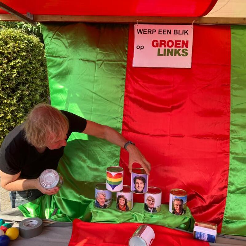 ben Schoonebeek stapelt de blikken voor Blik op GroenLinks bij Westervoort in Beweging, 2 sept 2022