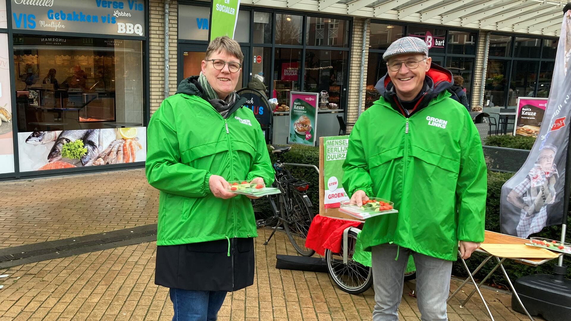 Ciska Wobma en Jan van Poederooijen op de markt