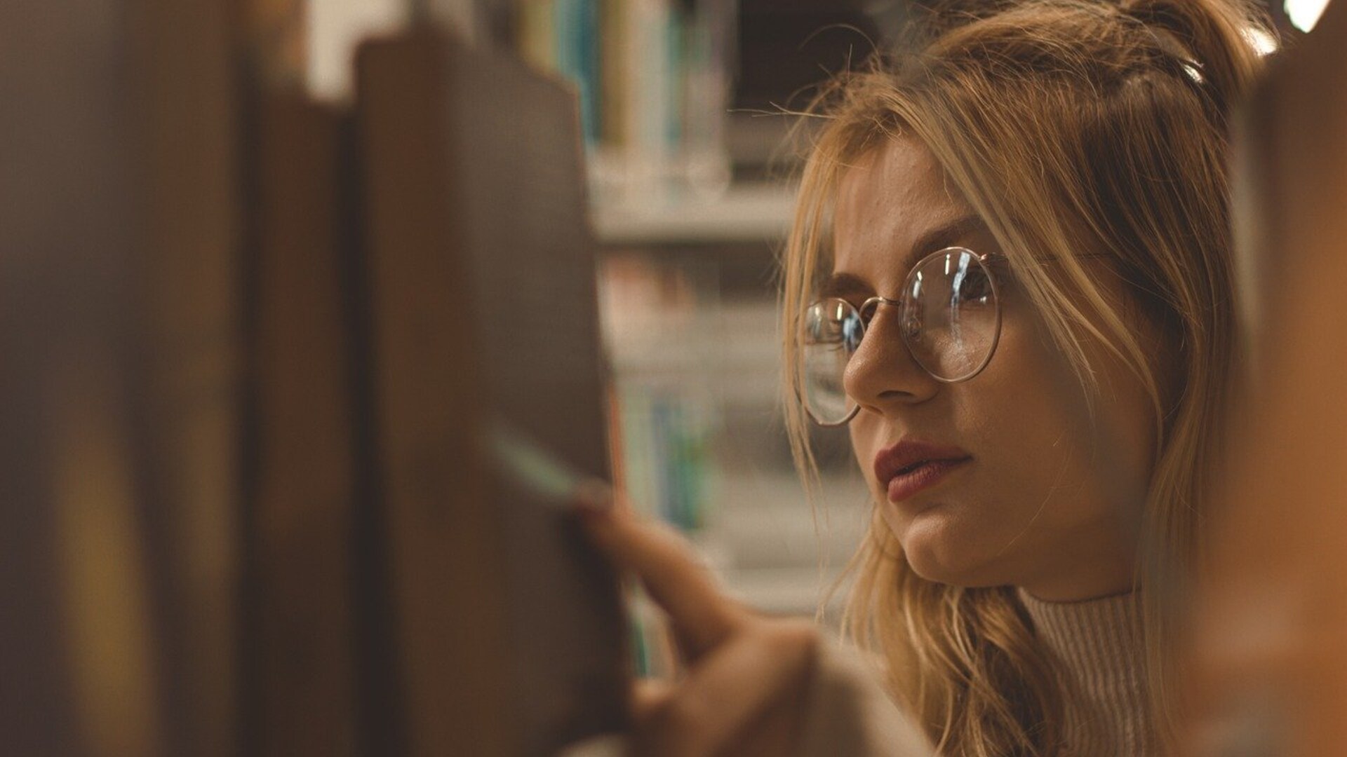 Vrouw in Bibliotheek; credit Devron Topallar