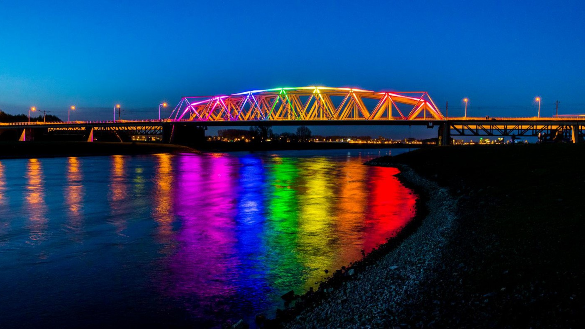 brug westervoort in regenboogkleuren