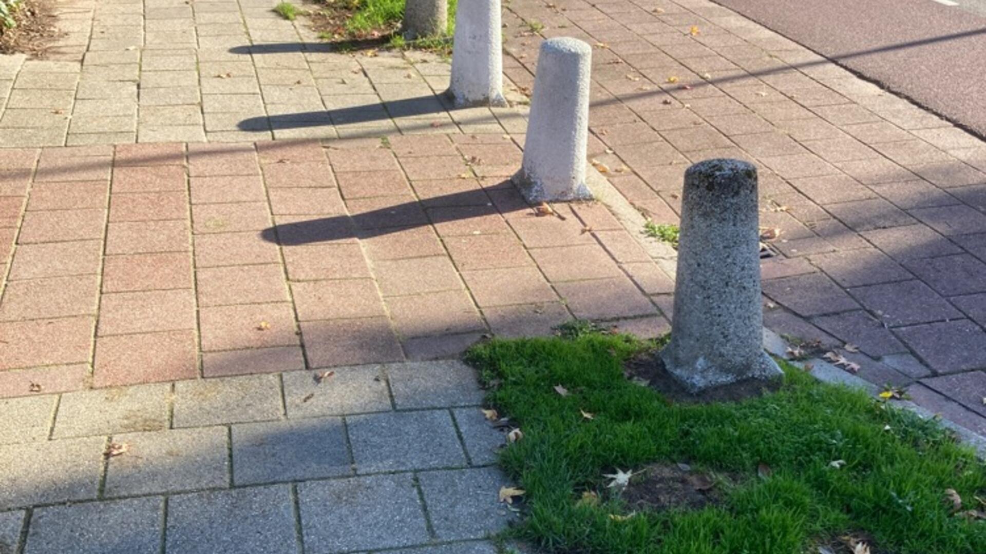 Overbodig, gevaarlijk paaltje op fietspad, Broeklanden Westervoort