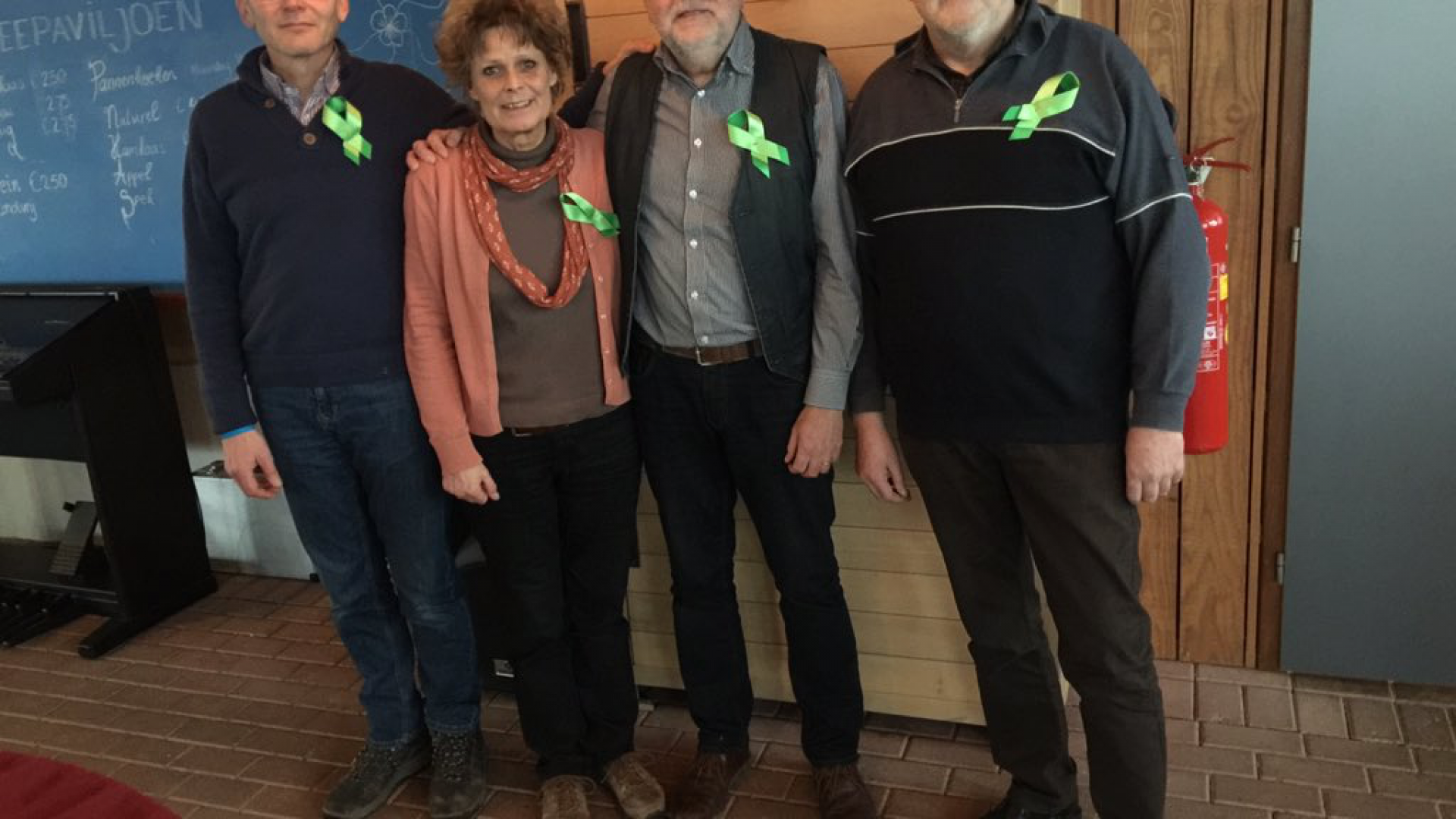 Peter Haima, Wenny en Hans Hogeweg en Harold Appelo met hun groene lintje.
